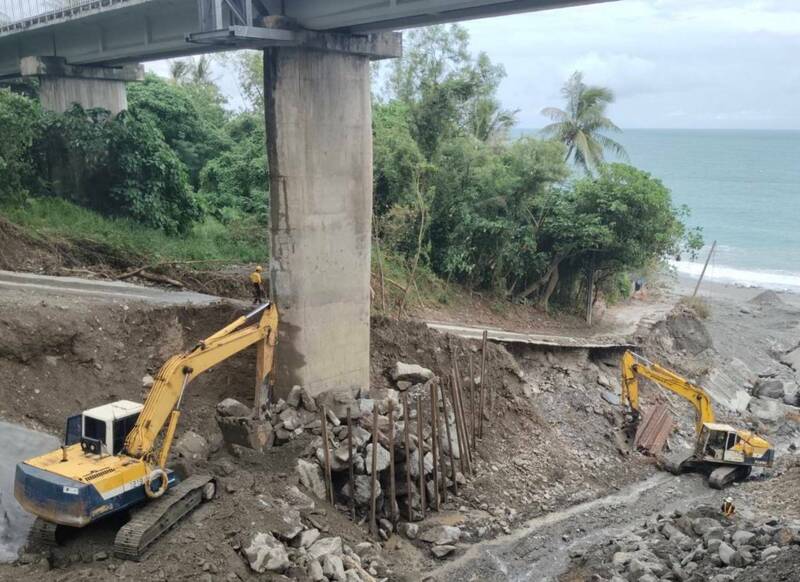 南迴鐵路K78處的南坑三號橋P1橋墩裸露，台鐵公司打設鋼軌樁、堆置土石進行緊急防護。 （台鐵公司提供）