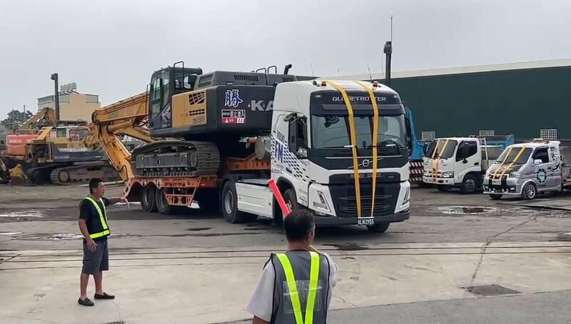 彰化和美吊車大王林煙欽告別式，自家數億近20台吊車等重機具送行。（賴清美提供）