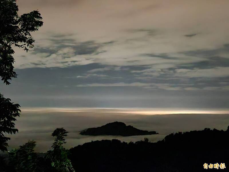 西拉雅國家風景區山區秋冬常見雲海景，甚至夜間也有雲海景觀，山友直呼太美了。（記者王涵平攝）