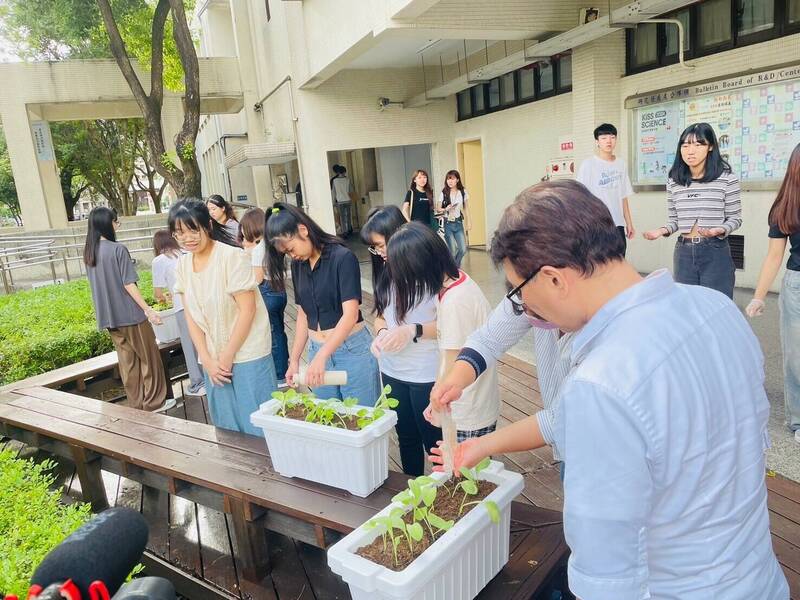 台北護理健康大學從民生的食出發，結合公私部門，推廣將微生物菌應用在廚餘再利用，並開設相關課程培育學生將綠生活觀念散布到社區。（北護大提供）