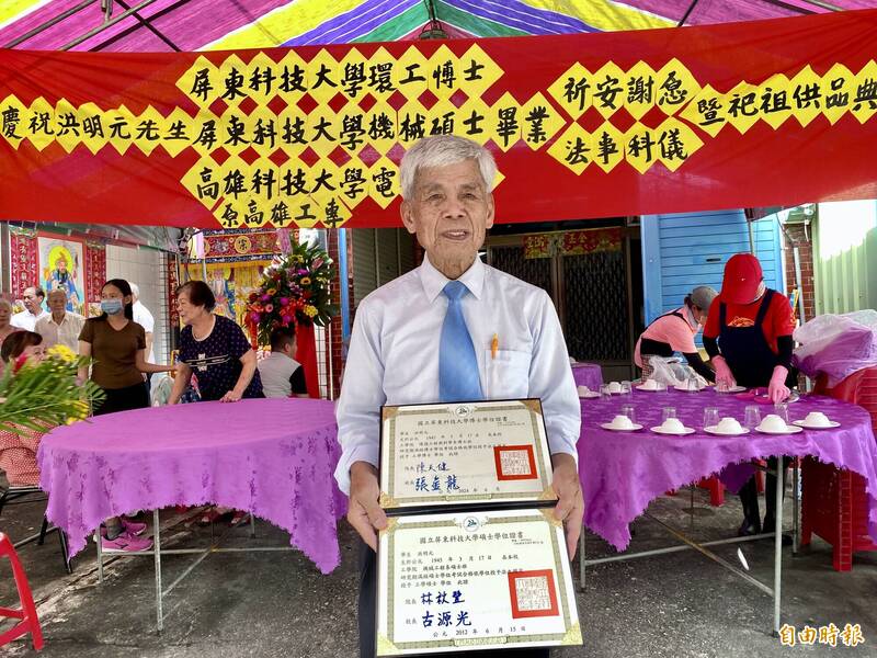 80歲洪明元花了10年拿到博士學位，今天辦法會謝祖及感恩餐會。（記者洪臣宏攝）