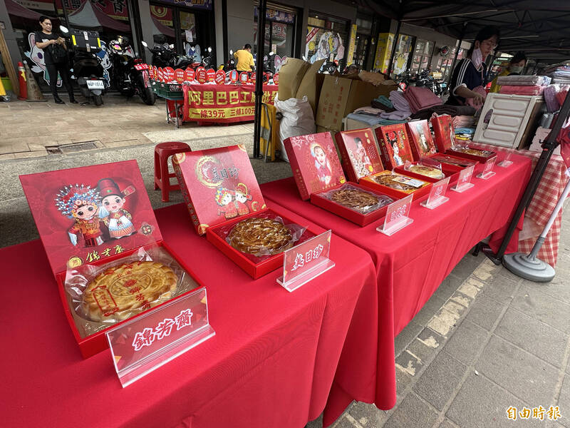 北港形象商圈發展協會今舉辦「北港國際糕餅麻油節」，提供糕餅展示試吃。（記者李文德攝）