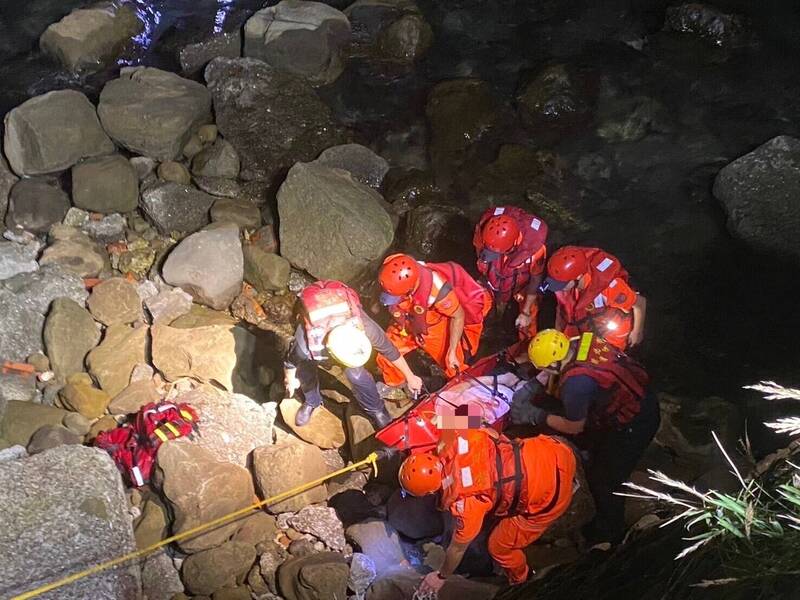 海巡人員與消防隊員將江男救上岸。（記者吳昇儒翻攝）