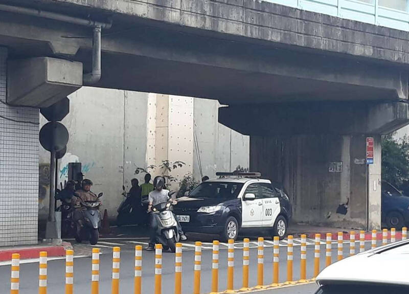 台北市議員洪婉臻接獲民眾反映，指台北市許多臨檢點設在轉彎處或視線死角，相當危險。（洪婉臻辦公室提供）