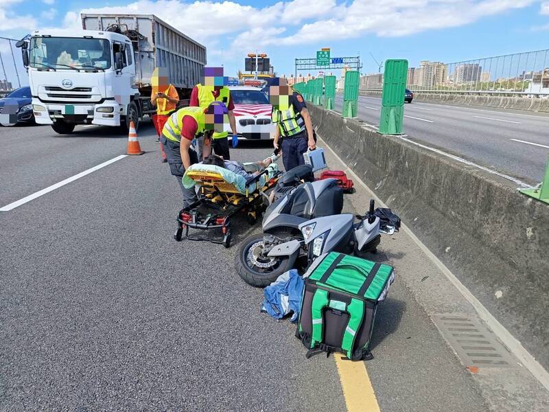 蕭姓外送員疑因導航誤闖國道2號，在西向14公里處自撞護欄受傷。（記者鄭淑婷翻攝）