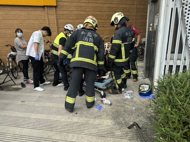 新北市板橋區非常陸橋電梯今天下午傳出墜落意外，造成兩名祖孫受傷，阿嬤骨折，事發原因仍待調查釐清，警方封鎖現場，通報新北市政府、板橋區公所釐清、搶修。（記者吳仁捷翻攝）