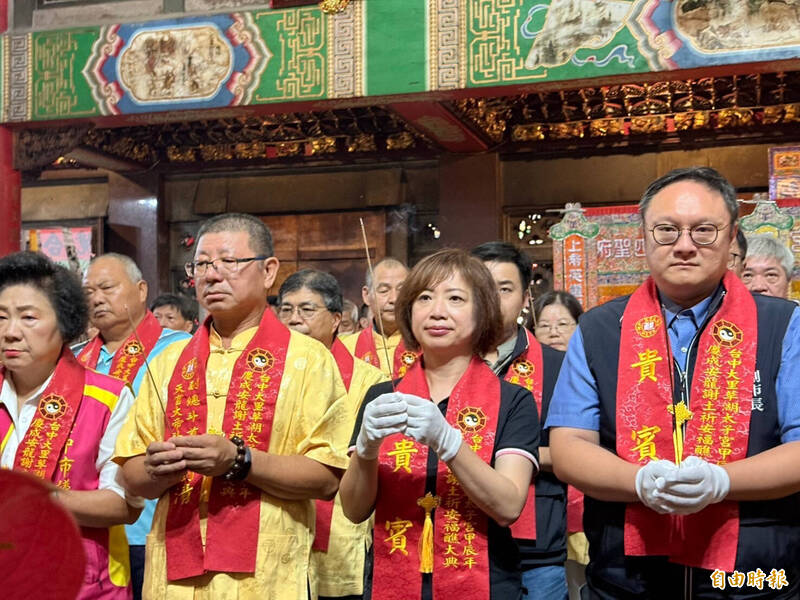 草湖太子宮舉辦建廟160年祈安慶成安龍謝土福醮大典，民進黨立委何欣純（右2）、台中市副市長鄭照新（右1）祈福道賀。（記者黃旭磊攝）