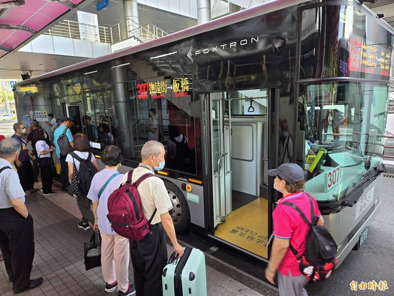 新北市營運中的電動公車有244輛，明年將再增加338輛。（記者賴筱桐攝）