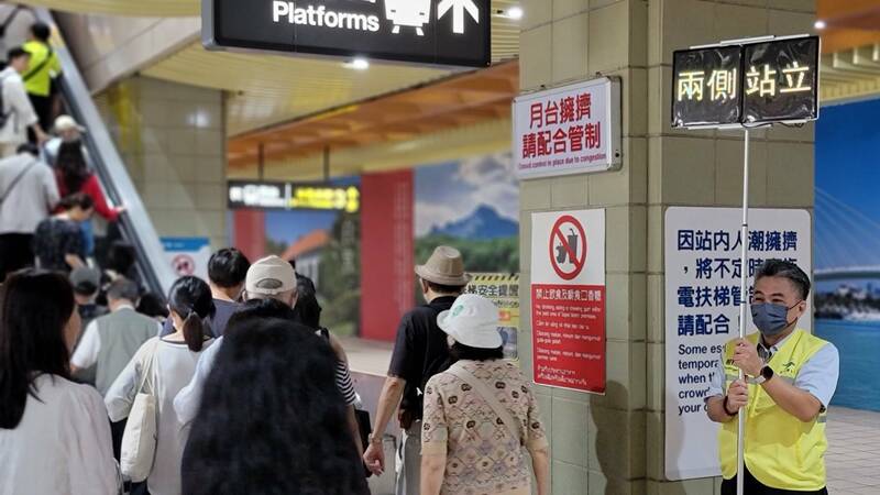 台北捷運公司26日晚間在捷運淡水站後方廣場舉辦「北捷30民歌演唱會」，北捷派員宣導手扶梯兩側站立。（台北捷運公司提供）