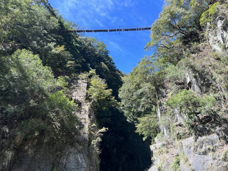 近期秋高氣爽吸引山友登山，但南投10月以來已有8起山難釀成3死，像在南三段就有女山友在無雙吊橋附近摔落200公尺溪谷身亡。（南投縣消防局提供）