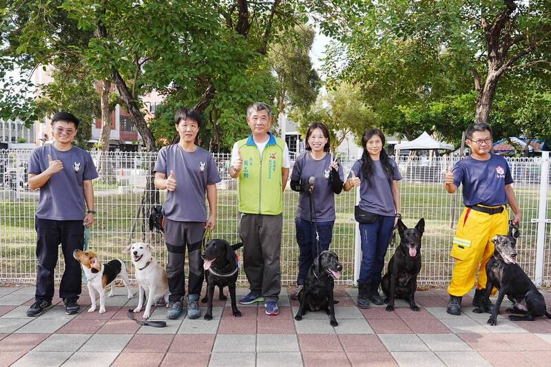 南市動保處攜手社團法人台灣偵搜犬協會6英雄，共同推廣人犬合作動物友善。（台南市政府提供）