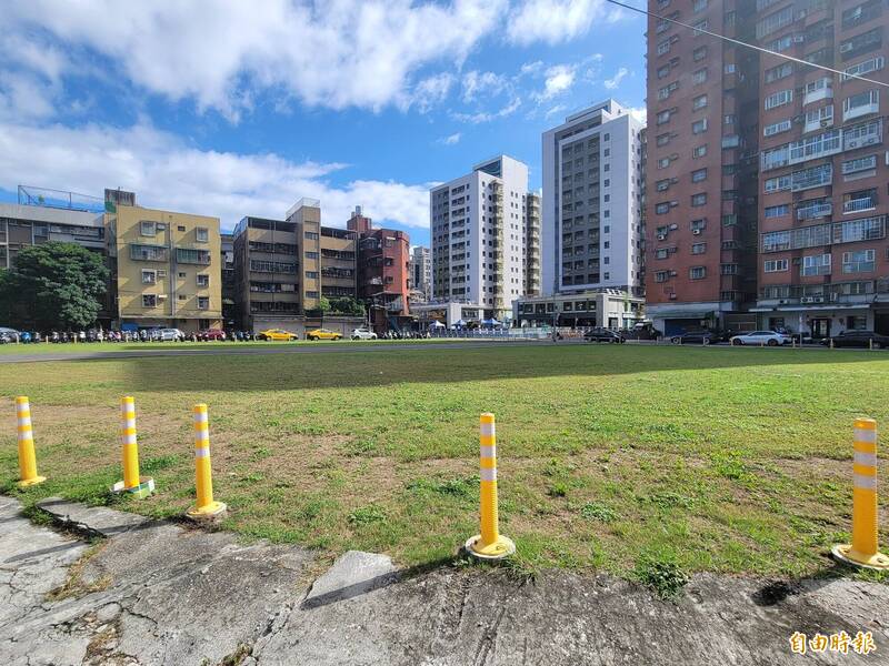 第三肉品市場因建物老舊且屬違建，拆除後暫作綠地，將興建約100戶社宅；對面白色建物是中央興建、將完工的萬華安居社宅。（記者何玉華攝）