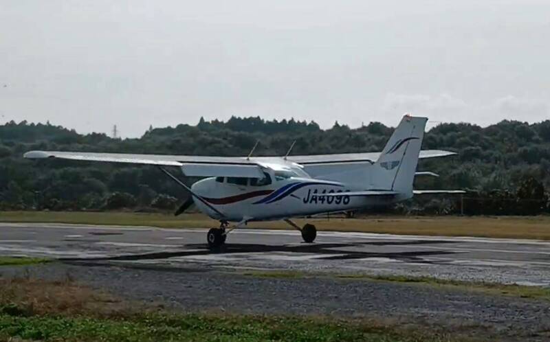 宮崎縣今日舉行飛行節活動，1架小型飛機降落時不慎墜落懸崖，所幸無人傷亡。（擷取自@junt64422027/X）