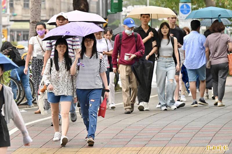 今日西半部地區及澎湖、金門、馬祖大致都是多雲天氣，亦偶有短暫陣雨，午後各地山區及南部地區降雨機率較高，各地白天高溫約30至31度，感受上溫暖稍熱。（資料照）