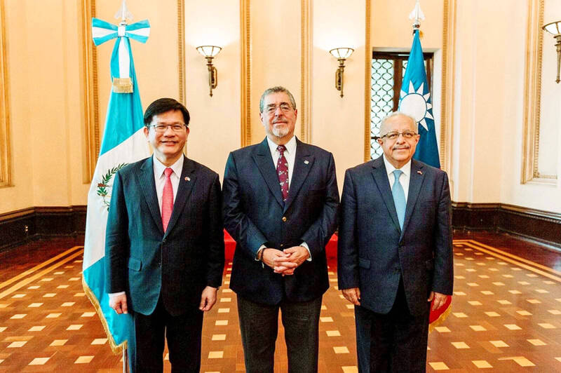 From left, Minister of Foreign Affairs Lin Chia-lung, Guatemalan President Bernardo Arevalo and Guatemalan Minister of Foreign Affairs Carlos Ramiro Martinez are pictured in Guatemala on Saturday. 
Photo courtesy of the Ministry of Foreign Affairs
