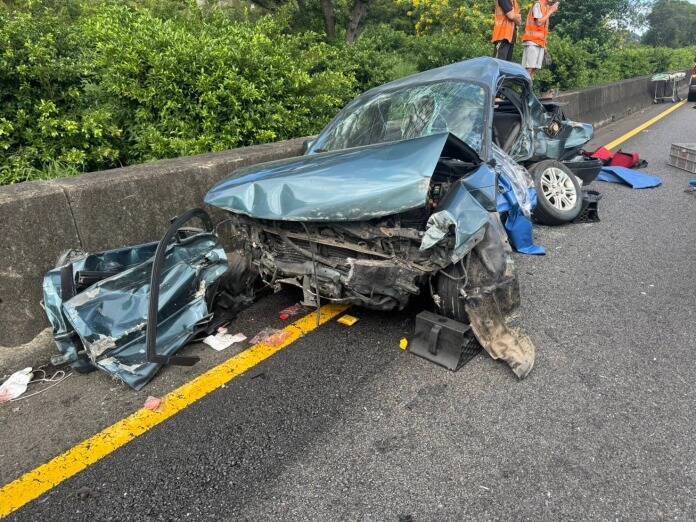 今（27日）中午，國道1號北上林口路段，陳姓男子駕駛小客車，不明原因自撞護欄，又遭後方車輛追撞，造成車子嚴重凹陷，這起事故計造成1死5傷。（擷取自記者爆料網）