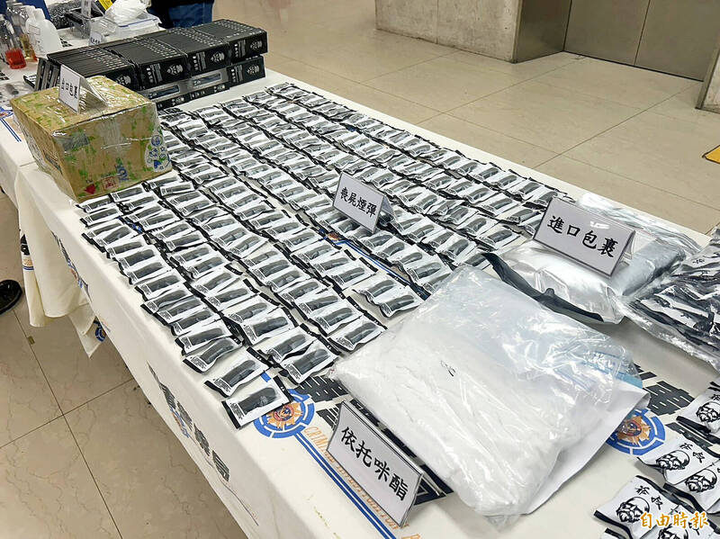 
Packages of etomidate confiscated by the Criminal Investigation Bureau are displayed in Taipei on Aug. 21.
Photo: Chiu Chun-fu, Taipei Times