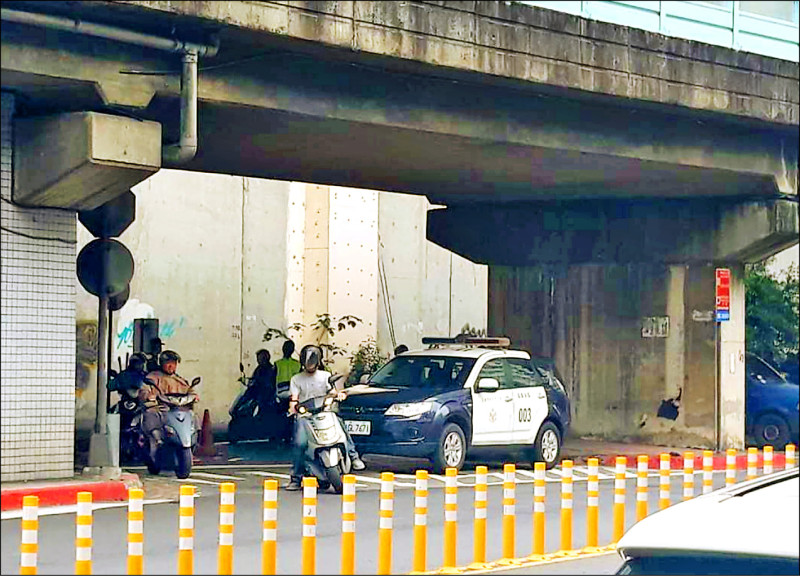 台北市議員洪婉臻接獲民眾反映，指台北市許多臨檢點設在轉彎處或視線死角，相當危險。（市議員洪婉臻辦公室提供）