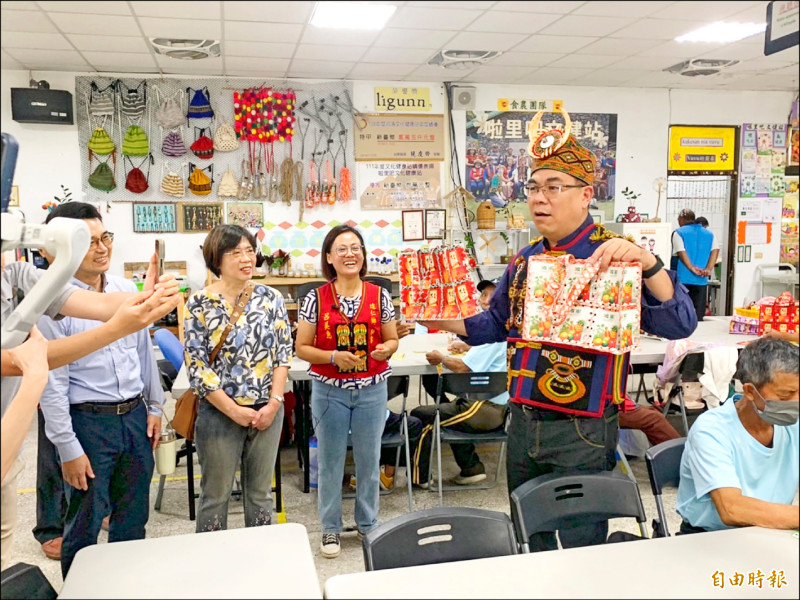 環境部長彭啟明穿上排灣族傳統服裝，體驗原住民式資源回收宣導。（記者黃明堂攝）