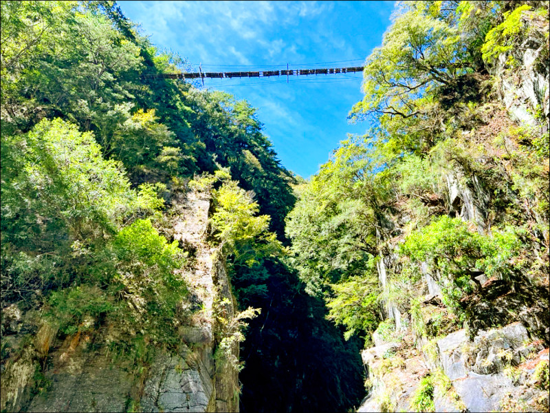 南投十月以來已有八起山難釀成三死，像在南三段就有女山友在無雙吊橋附近摔落二○○公尺溪谷身亡。（南投縣消防局提供）