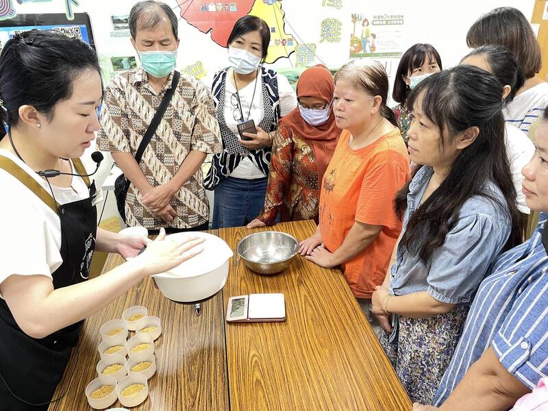 葉麗玲（左）指導現場的新住民製作伯爵奶茶慕斯。（記者吳昇儒翻攝）