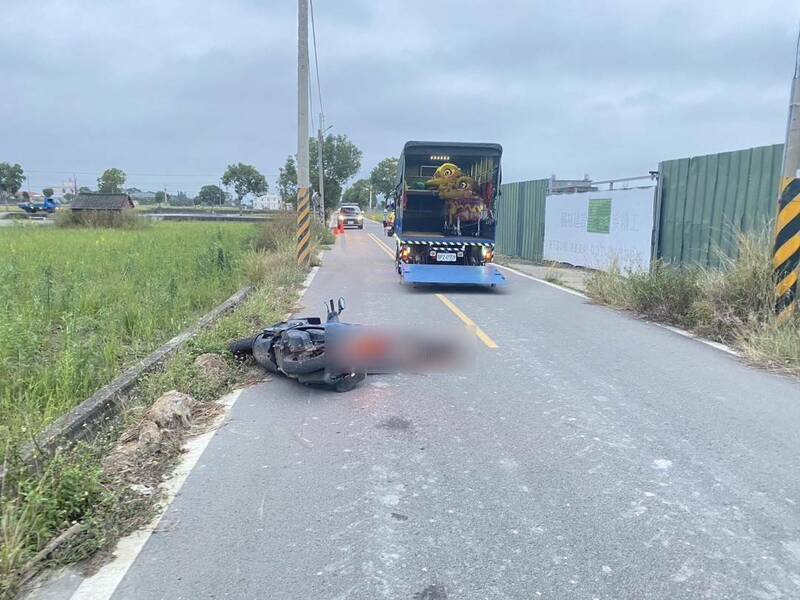 机车骑士吴男疑似欲超越古男驾驶的货车，未料车身不稳，失控撞击货车左侧车身后摔车倒地，吴男未戴安全帽，当场头破血流，伤重送医不治。 （图由警方提供）