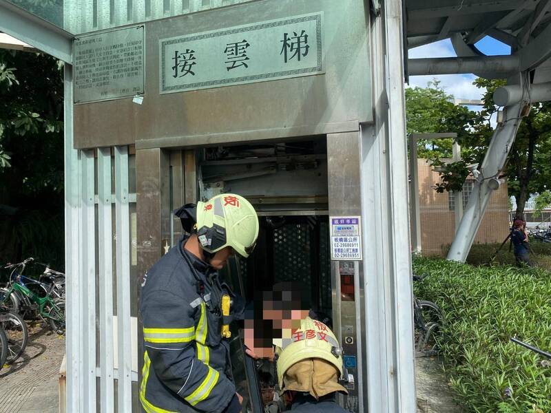 板橋非常陸橋捷運府中站端傳出墜落意外，造成兩傷，板橋區公所預防性封閉對向慈惠梯，避免再釀意外。（記者吳仁捷翻攝）