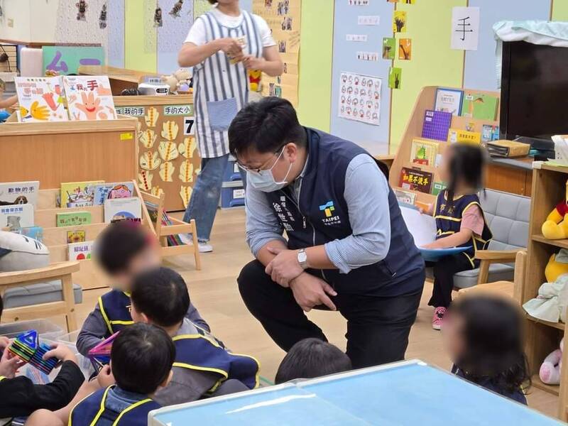 台北市市政大樓員工子女幼兒園及托嬰中心皆已取得室內空氣品質金級認證，28日由環保局長徐世勲親自授證。（台北市環保局提供）