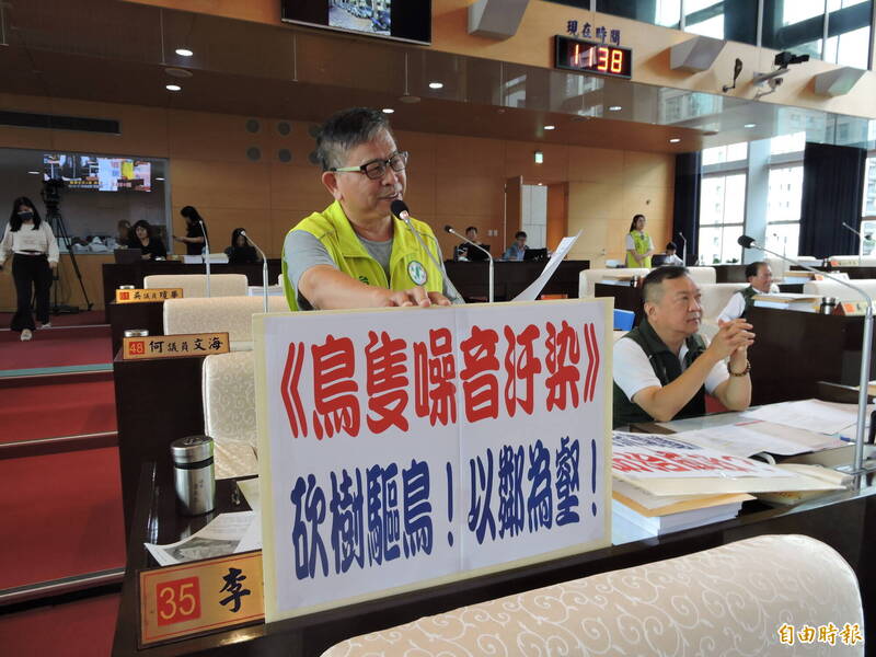 市議員李天生表示，市府防止鳥群製造噪音，竟砍樹驅鳥，非常可議。（記者蘇金鳳攝）