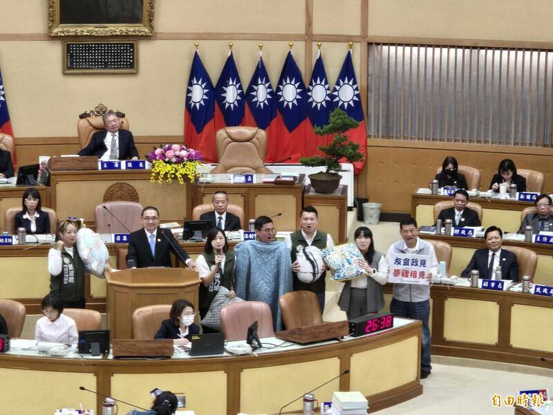 新北市議會總質詢，議員指新北市府公務員離職人數創下史上新高368人。（記者賴筱桐攝）