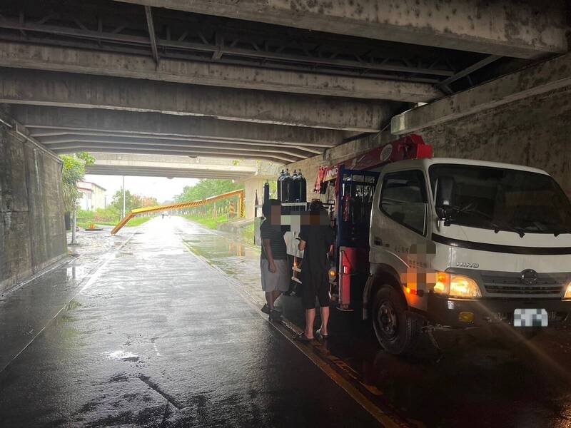 宜市南津路兰阳大桥下方涵洞限高门架被撞断，疑为大货车车斗上方机械手臂未收妥酿祸。（图由警方提供）