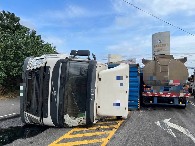 蔡男駕駛的貨櫃車在下中彰大橋後右轉濱海路不慎翻車，還滑行劃到了旁邊的槽車。（民眾提供）