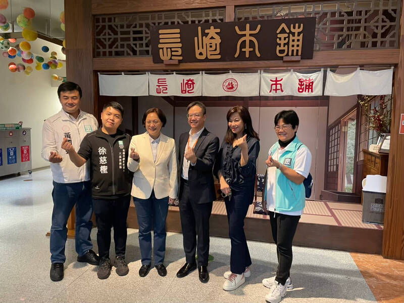 基隆市副市長邱佩琳（右2）在2022年間率領時任民眾黨桃園市長候選人賴香伶（左3）、前民眾黨桃園議員候選人徐慈檉（左2）前往金格觀光工廠拜會企業主。（徐慈檉提供）
