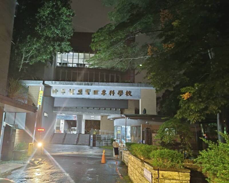 新北市一所专科学校今晚传出学生坠落遮雨棚，失去生命征象，紧急送医仍宣告不治，坠落原因仍待检警厘清。（记者吴仁捷翻摄）