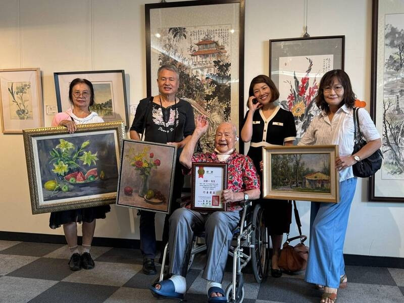 響應沈健一先生的公益畫展，畫會朋友開幕即義買其畫作收藏。（南家扶提供）