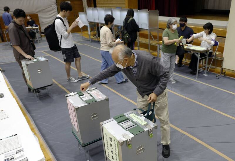 日本眾議院改選，大阪府富田林市竟有32張郵寄選票忘了放入票匭。（歐新社）