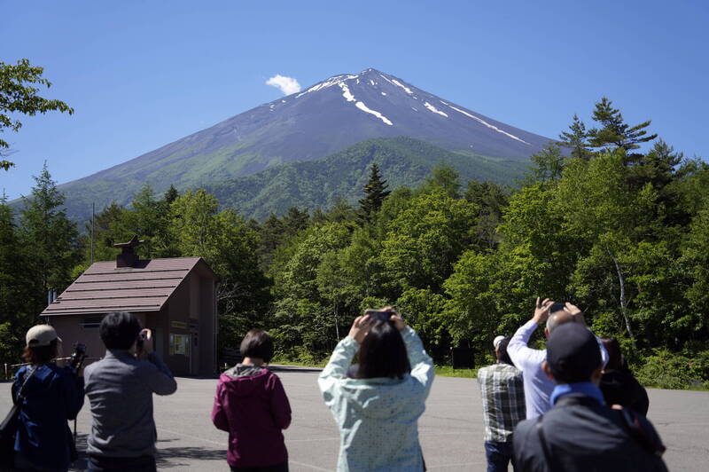 日本气象机构官员指出，富士山的顶部迟至今日仍未观察到降雪，创下了自1894年以来最晚的纪录。图摄于今年6月。（欧新社）