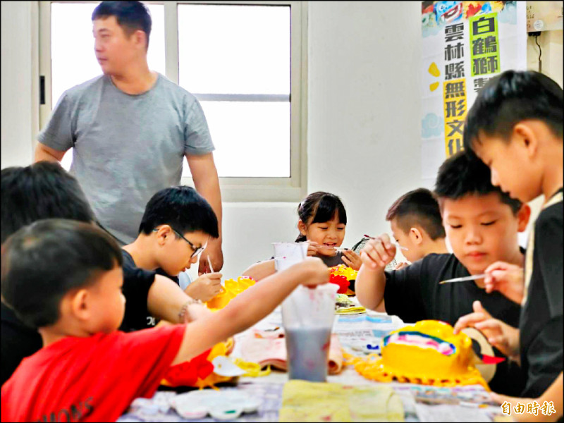 雲林縣老塗獅藝陣文化發展協會發起推廣計畫,請當地學校共同完成100個彩繪紙糊獅頭,希望透過行動讓大眾親近「白鶴獅陣」的文化之美。(記者李文德攝) 雲林縣老塗獅藝陣文化發展協會發起推廣計畫,請當地學校共同完成100個彩繪紙糊獅頭,希望透過行動讓大眾親近「白鶴獅陣」的文化之美。(記者李文德攝)