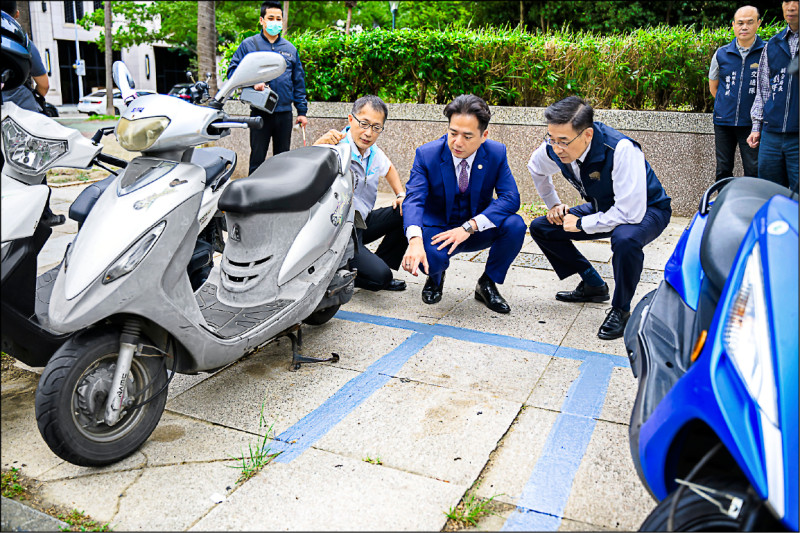 新竹市關新路即日起機車退出人行道。（竹市府提供）