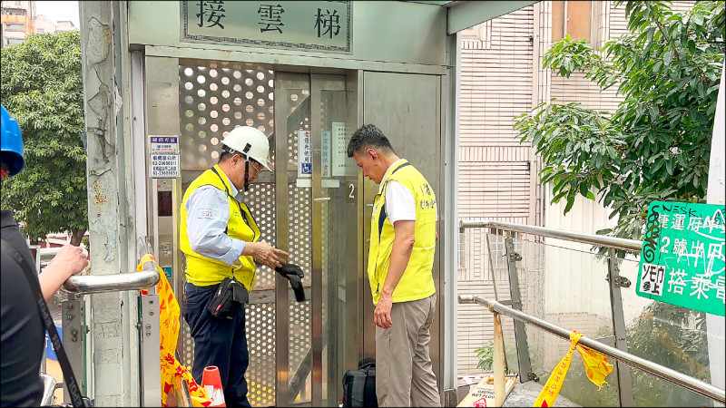 捷運府中站二號出口陸橋景觀電梯墜落，第三方公正單位台灣省機械技師公會到場會勘。（民眾提供）