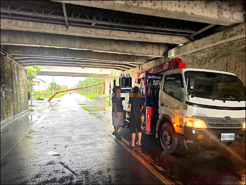 宜市南津路蘭陽大橋下方涵洞限高門架被撞斷（圖後），疑為大貨車車斗上方機械手臂未收妥釀禍。
（警方提供）