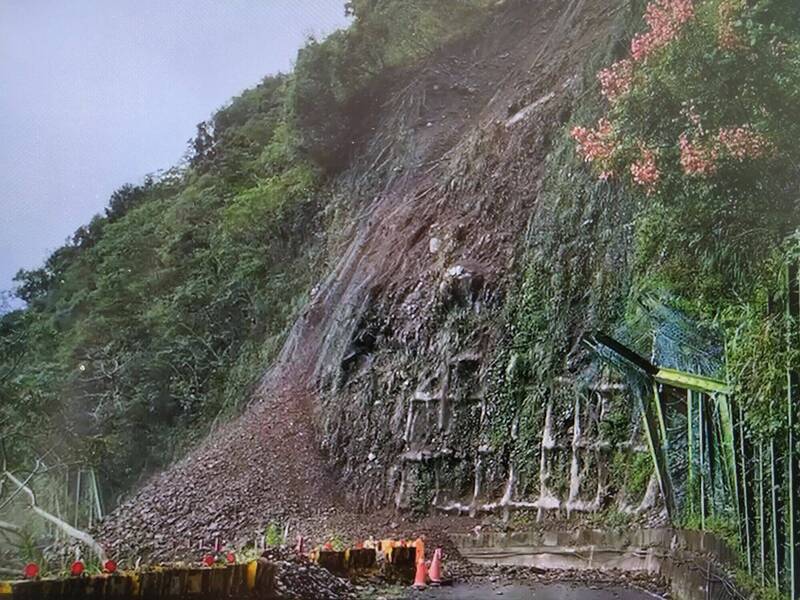 高雄桃源山區連日下雨，藤枝聯外道路10k上邊坡昨日上午再度土石崩塌。（林保署屏東分署提供）