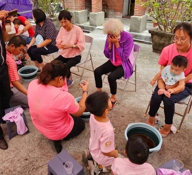 台中市大安區政天宮安排子女為長輩洗腳，孫子為阿公阿嬤奉茶，有多名老母親感動落淚，讓女兒也哭紅了眼。（政天宮提供）