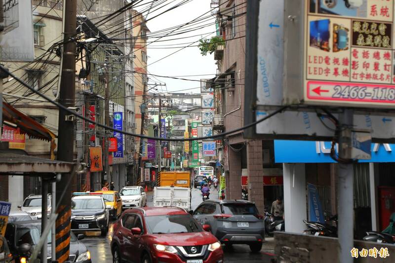 基隆東信路電纜線紊亂，市府與台電協調加速電纜地下化。（記者盧賢秀攝）