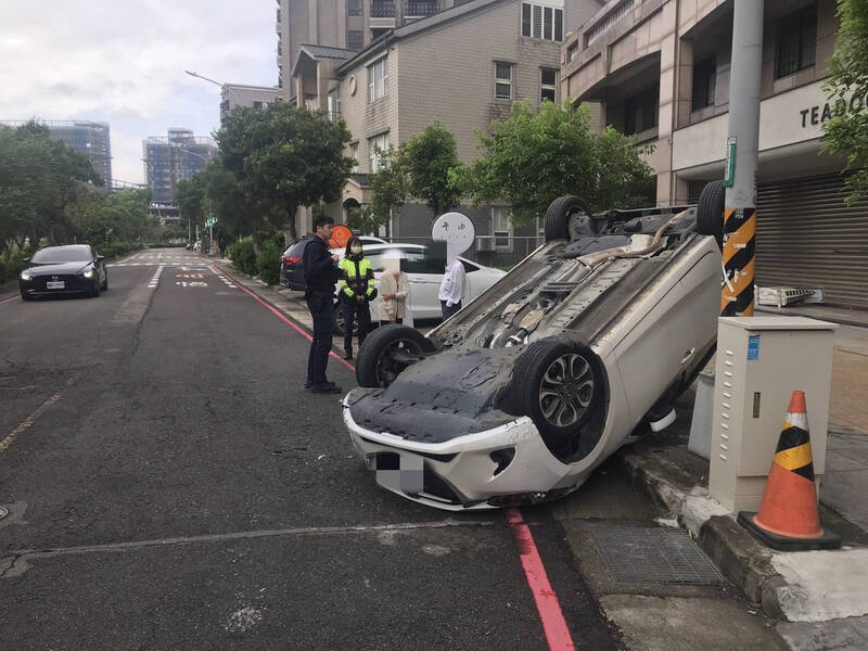 70岁林姓女驾驶，驾驶白色马自达轿车，不明原因加速向右驶上人行道撞击店家冷气机室外机及普通重型机车。（记者李容萍翻摄）