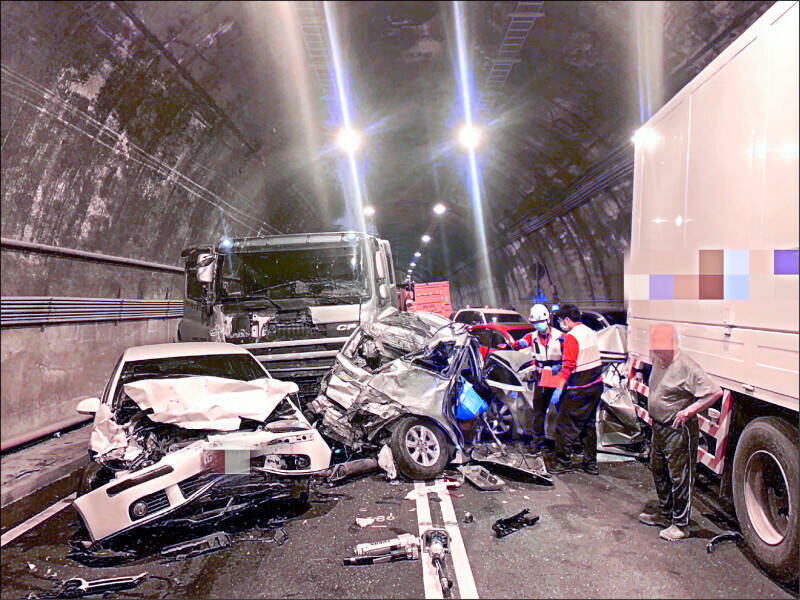 蘇花路廊新澳隧道去年10月24日發生16車追撞，釀1死12傷，主要肇事的蔣姓砂石車司機被判刑1年、緩刑2年。 （資料照）