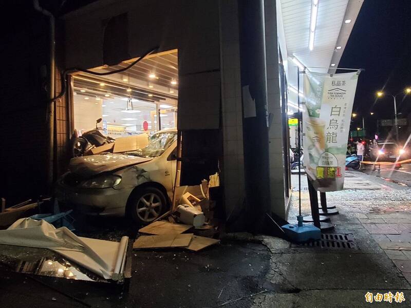 轎車衝進超商，雲林警方在肇事車輛內查獲喪屍煙彈，駕駛坦承毒駕。（記者黃淑莉攝）