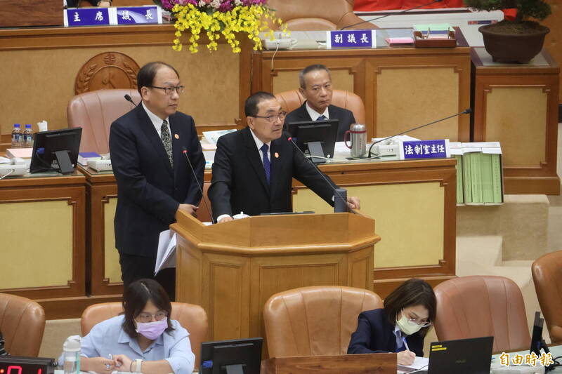 新北市長侯友宜（右）與新北市捷運局長李政安（左）在市議會備詢。（記者董冠怡攝）