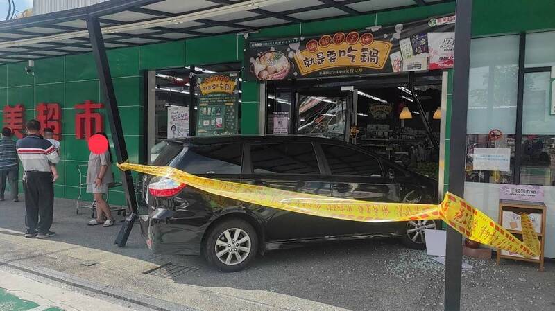 彰化縣花壇鄉今天發生自小客車撞進生鮮超市的意外，門柱與玻璃門都撞壞了。（民眾提供