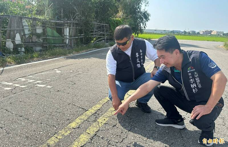 大甲區德化里道路嚴重龜裂。（記者張軒哲攝）